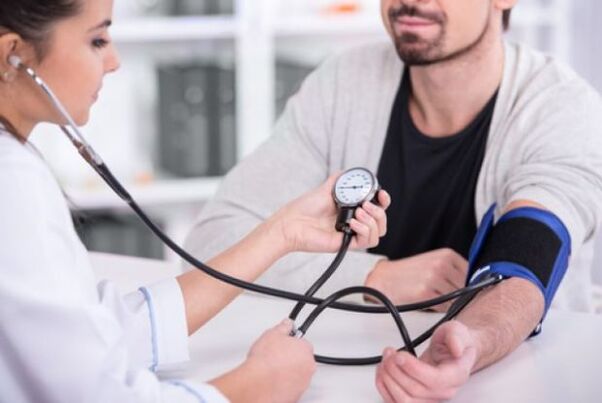 arts meet bloeddruk bij hypertensie